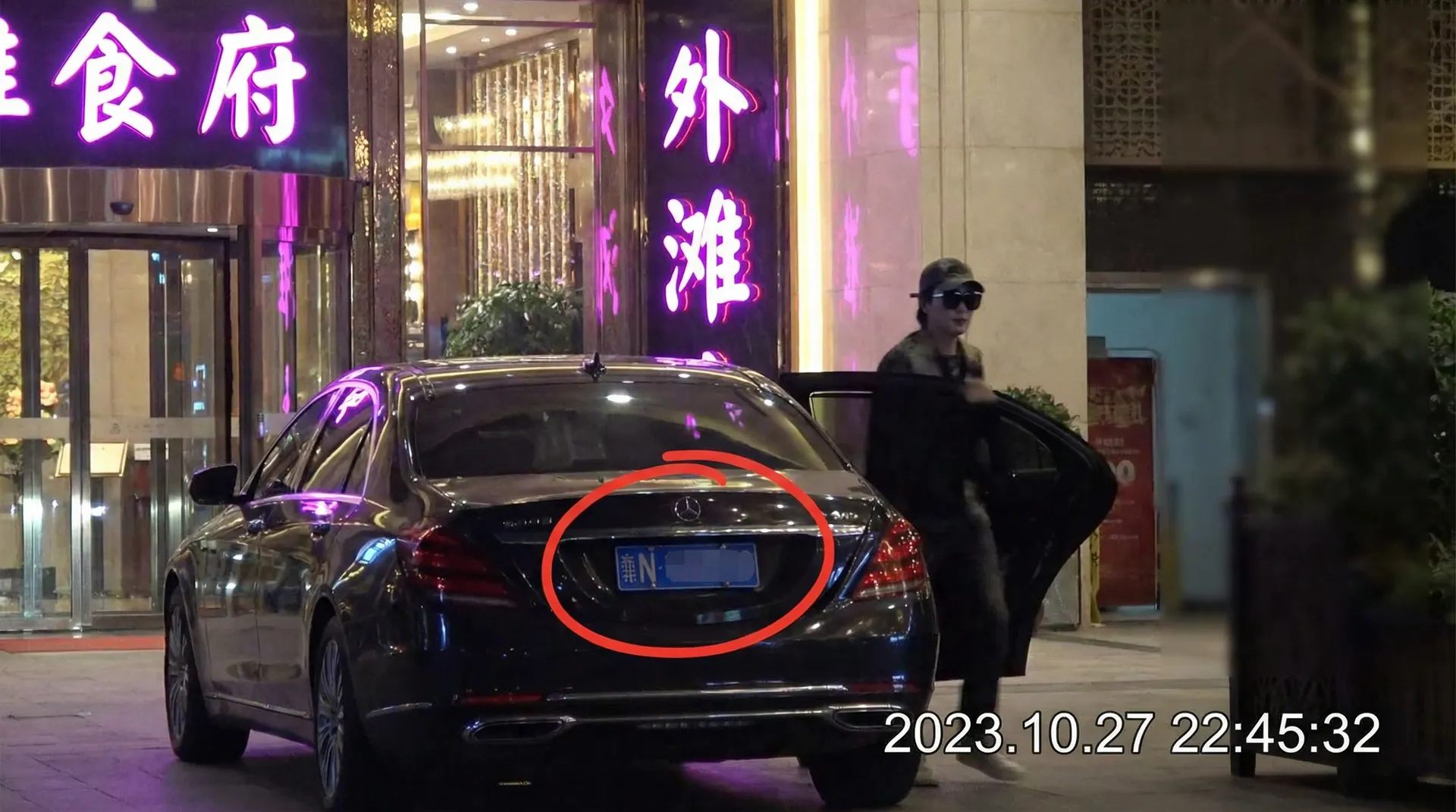 海角吃瓜::热门海角吃瓜官方网站~海角吃瓜在线播放 - 豪车餐厅外被拍